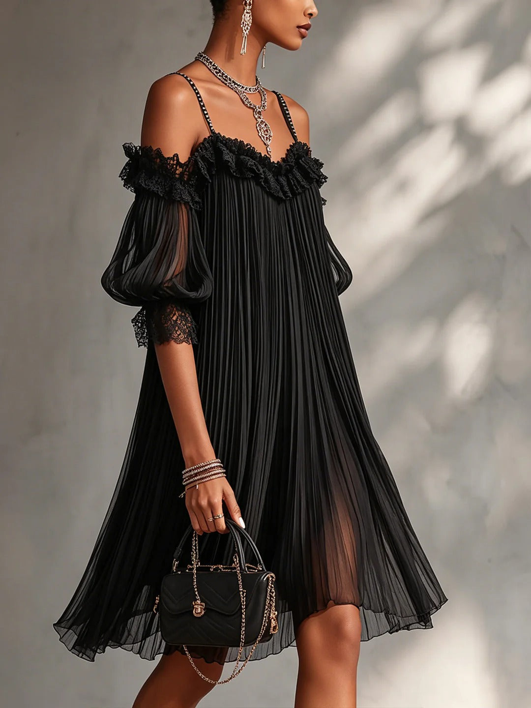 Vestido Aura Nocturna de Encaje y Plisado
