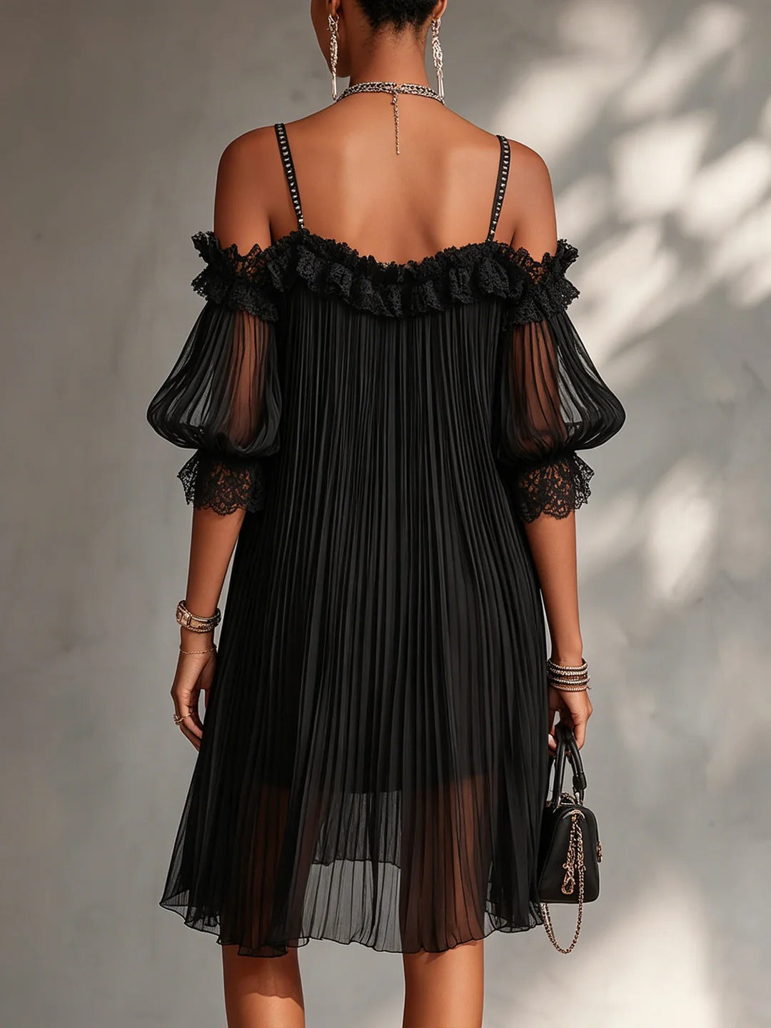 Vestido Aura Nocturna de Encaje y Plisado